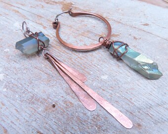 Asymmetrische Ohrringe aus Aura-Kristall und Kupfer mit Ohrhaken aus Sterlingsilber