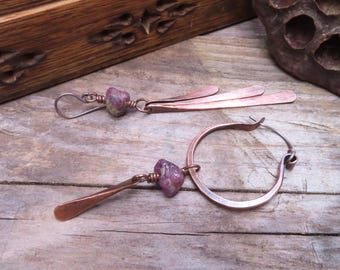 Asymmetrische Ohrringe aus rohem Rubin und Kupfer mit Ohrhaken aus Sterlingsilber – handgefertigt von Gypsy Intent