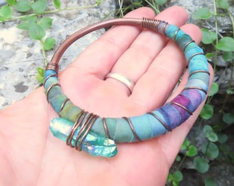 Kupferarmband mit Batikmuster und Kristallen, handgefertigt aus recyceltem Kupfer