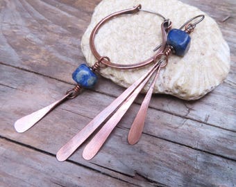 Asymmetrische Ohrringe aus Lapislazuli und Kupfer mit Ohrhaken aus Sterlingsilber – handgefertigt von Gypsy Intent
