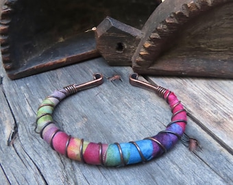 Handgefertigtes, gehämmertes Kupferarmband mit Batikmuster. Verstellbar und farbenfroh.