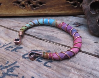 Handgefertigtes, gehämmertes Kupferarmband mit Batikmuster. Verstellbar und farbenfroh.