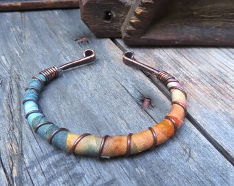 Handgefertigtes, gehämmertes Kupferarmband mit Batikmuster. Verstellbar und farbenfroh.