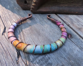 Handgefertigtes, gehämmertes Kupferarmband mit Batikmuster. Verstellbar und farbenfroh.