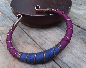 Mit Seide umwickeltes Armband, verstellbares, kaltgeschmiedetes Kupferarmband, Magenta und Marineblau
