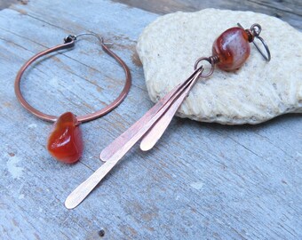 Asymmetrische Ohrringe aus orangefarbenem Achat und Kupfer mit Ohrhaken aus Sterlingsilber – handgefertigt von Gypsy Intent