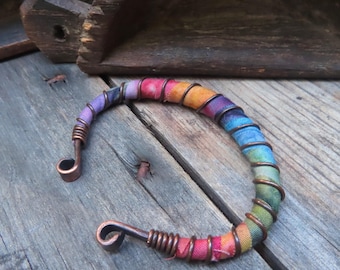 Handgefertigtes, gehämmertes Kupferarmband mit Batikmuster. Verstellbar und farbenfroh.