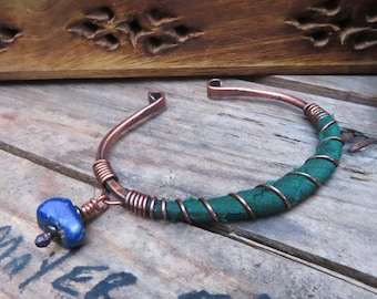 Sari-umwickeltes Kupferarmband, verstellbares, handgefertigtes, kaltgeschmiedetes Armband mit Lapislazuli-Anhänger