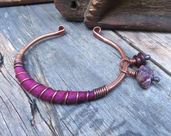 Sari-umwickeltes Kupferarmband, verstellbares, handgefertigtes, kaltgeschmiedetes Armband mit Anhängern – Magenta