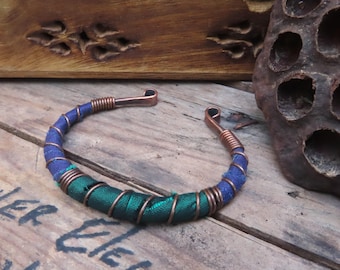 Mit Seide umwickeltes Armband, verstellbares, kaltgeschmiedetes Kupferarmband, blau und grün