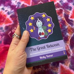 The Great Between, kieszonkowa książka poświęcona bogini Inannie (rytuał, życie na ziemi, życie święte, kapłanka, modlitwa, błogosławieństwa)