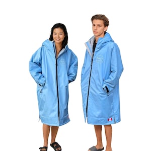Bata impermeable azul claro para cambiarse, bata de baño con forro polar sherpa para nadar en aguas bravas, parka de surf a prueba de viento y abrigo de inmersión para agua fría.