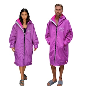 Bata impermeable rosa fucsia para cambiarse, bata de baño con forro polar sherpa para nadar en aguas bravas, parka de surf a prueba de viento y abrigo de inmersión para agua fría.