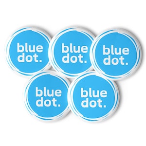 Puede incluir: Cinco botones redondos azules con texto blanco que dice "blue dot".