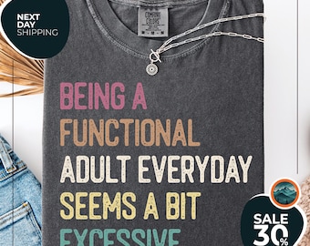 Camiseta Comfort Color® "Ser un adulto funcional, todos los días parece un poco excesivo" / Camiseta de humor para adultos / Camiseta para adultos / Camiseta para beber durante el día