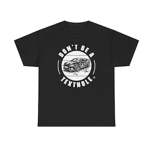 Könnte beinhalten: Schwarzes T-Shirt mit einer weißen Grafik eines verunfallten Autos. Die Grafik sagt "Don't be a Texthole".