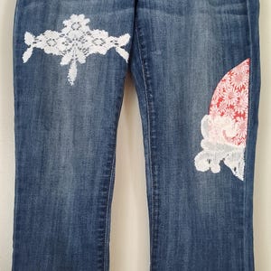 Vaqueros de punto con flores rojas y blancas y adornados con encaje
