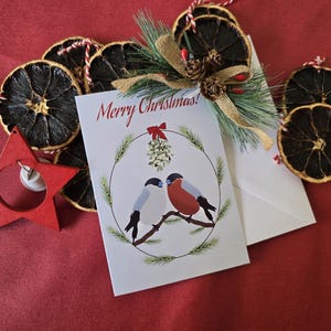 Tarjeta navideña de camachuelo, pájaros del amor, muérdago, rama de pino, Feliz Navidad, corona navideña, corona navideña de pájaros del amor, petirrojo