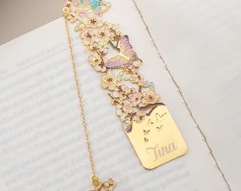 Marque-page personnalisé en métal doré avec fleur de naissance, papillon, texte et chaînette décorative. Cadeau d'anniversaire idéal pour les femmes passionnées de lecture.