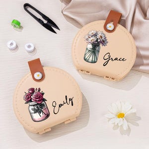 Kit de costura de ramo de flores de nacimiento portátil personalizado, caja de almacenamiento con nombre, herramientas de costura, suministros, regalo para entusiastas de la costura a medida