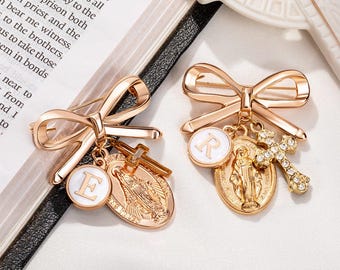 Breloque Vierge Marie avec noeud initial personnalisé avec croix, épingle de protection catholique, cadeau de naissance/baptême/Noël pour nouveau-né/famille/ami