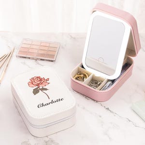 Joyero de cuero portátil con flor de nacimiento personalizada con nombre y espejo de maquillaje ajustable de tres colores con luz LED, artículo esencial para viajes