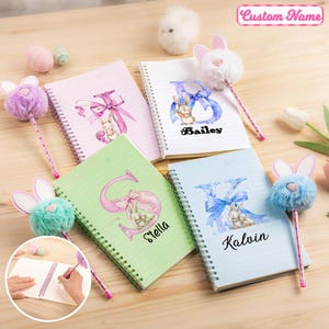 Cuaderno de conejito con inicial y lazo con nombre personalizado, bolígrafo con pompón, juego de cuaderno y bolígrafo de Pascua, recuerdo de fiesta de Pascua, regalo de Pascua para niño/niña