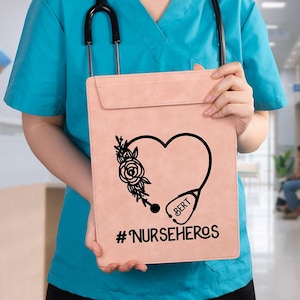 Estetoscopio con diseño de corazón floral multicolor personalizado, portapapeles portátil A4 con nombre y texto, regalo de cumpleaños para la semana de la enfermera para el personal médico
