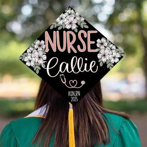 Benutzerdefinierte Kirschblüten Stethoskop Krankenschwester BSN ADN Abschlusskappe Topper Dekoration mit Namen und Jahr Abschlussgeschenk für medizinische graduierte