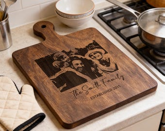 Tagliere reversibile in legno e bambù personalizzato con foto e testo incisi, data e impugnatura ergonomica, regalo ideale per inaugurazione casa o anniversario di famiglia.