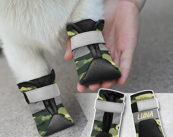 パーソナライズされたマルチカラー迷彩デザインの滑り止め犬用シューズ。熱い舗装路用。名前入りアウトドアアクセサリー。犬の飼い主への誕生日プレゼント。