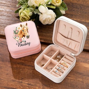 Joyero portátil de cuero con diseño de flor de nacimiento y caballo, personalizado, con nombre, regalo de cumpleaños para mujeres amantes de los caballos.