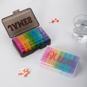Pastillero semanal portátil personalizado de color arcoíris con nombre, accesorio de viaje, regalo de cumpleaños para familiares y amigos.