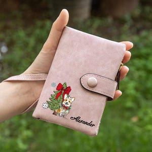 Cartera de tres pliegues con retrato de perro navideño personalizado y nombre personalizado, tarjetero de piel sintética con correa para la muñeca, accesorio de viaje, regalo de Navidad