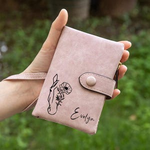 Cartera de cuero con tres pliegues y nombre personalizado con diseño de caballo y flor de nacimiento, con tarjetero, regalo de cumpleaños para mujeres y niñas