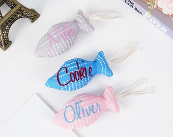 Benutzerdefinierte Fisch Form gestickt Name Katzenspielzeug mit Katzenminze und geflochtenen Seil Quasten Katze Geburtstag Adoption Jahrestag Geschenk für Katzenbesitzer Liebhaber
