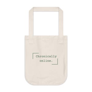 Może przedstawiać: Kremowa torba typu tote z prostokątnym uchwytem. Torba zawiera napis "Chronically online" w ciemnozielonej czcionce, zamknięty w zielonej ramce. Torba wykonana jest z miękkiej, naturalnej tkaniny.