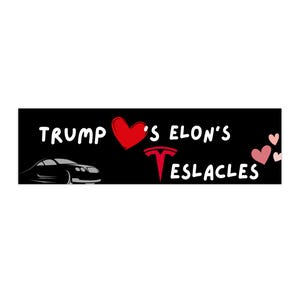 トランプはイーロン・マスクとテスラを愛しているというバンパーステッカー、面白い政治風刺デカール、反トランプのテスラパロディ、リベラルなジョークギフト、進歩的な車のステッカー