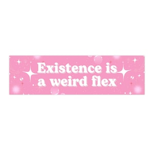 Puede incluir: Una pegatina rectangular rosa con la frase blanca "Existence is a weird flex". La pegatina tiene un patrón decorativo de estrellas, burbujas y destellos.