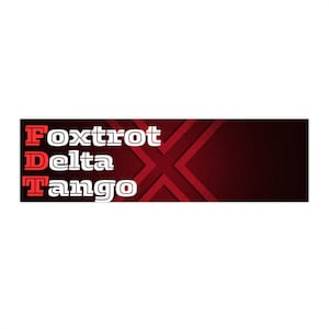 Può includere: Grafica rossa e bianca con le parole "Foxtrot Delta Tango" in grassetto, in bianco.
