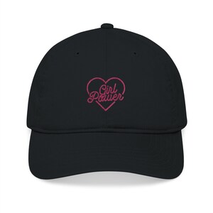 Gorra de béisbol bordada, gorra con corazón profeminista, regalo feminista, ropa activista femenina, accesorio de moda para empoderamiento.