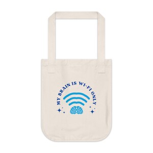 Puede incluir: Bolso tote de color crema con dos asas. El bolso presenta el texto azul "MY BRAIN IS WI-FI ONLY", un dibujo de un cerebro y un símbolo de Wi-Fi. Dos estrellas azules están a cada lado del dibujo del cerebro.