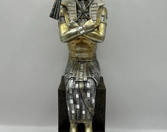 Sittande egyptisk ornamentfigur Egyptisk faraostaty med yxor A02