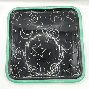 Bandeja de cerámica coleccionable hecha a mano por Robin Spear con diseño de luna y estrellas.