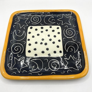 Plato decorativo de cerámica de la colección Lunas y Estrellas de Robin Spear Pottery