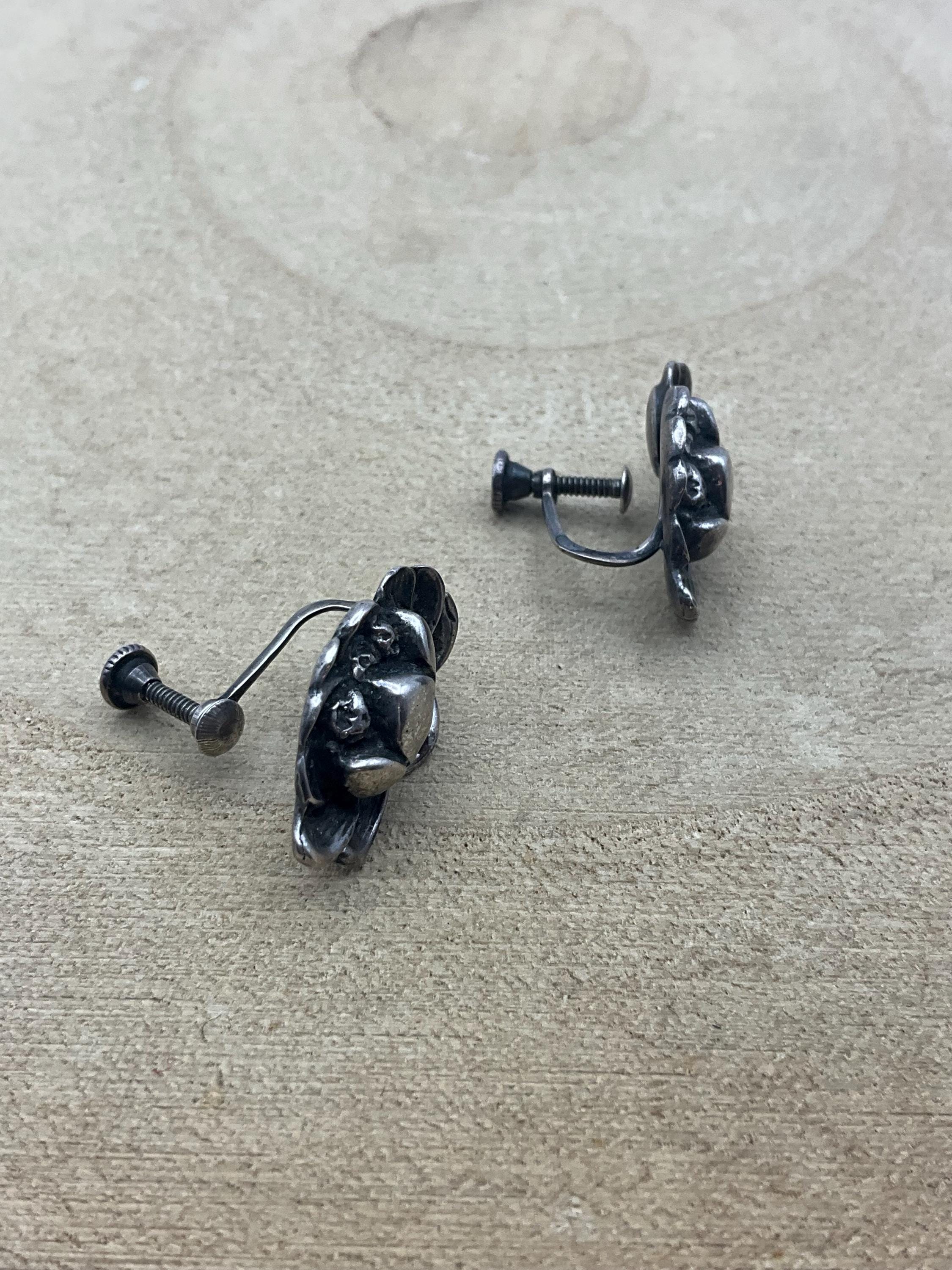 ANCIENNE PAIRE DE BOUCLES D'OREILLES CLIPS ART DECO LOTUS