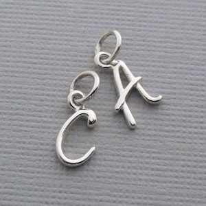Breloques initiales, breloque lettre, breloque en argent sterling, lettres cursives, initiales personnalisées, ajout d'une breloque