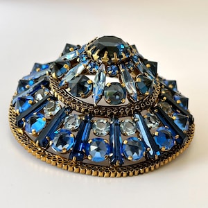 Vintage signierte Brosche aus Österreich mit blauem Strassstein, Mid-Century-Stil, Kuppelform, Saphirkristall, Statement-Schmuck, 1950er/1960er Jahre