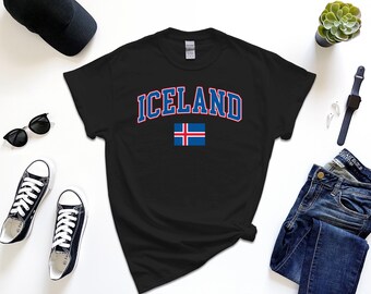 Könnte beinhalten: Schwarzes T-Shirt mit dem Wort "ICELAND" in blauen und roten Buchstaben mit weißem Umriss. Die isländische Flagge ist unter dem Wort gedruckt.