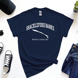 Chemise Shackleford Banks, île américaine Shackleford Banks Caroline du Nord avec carte T-shirt confort